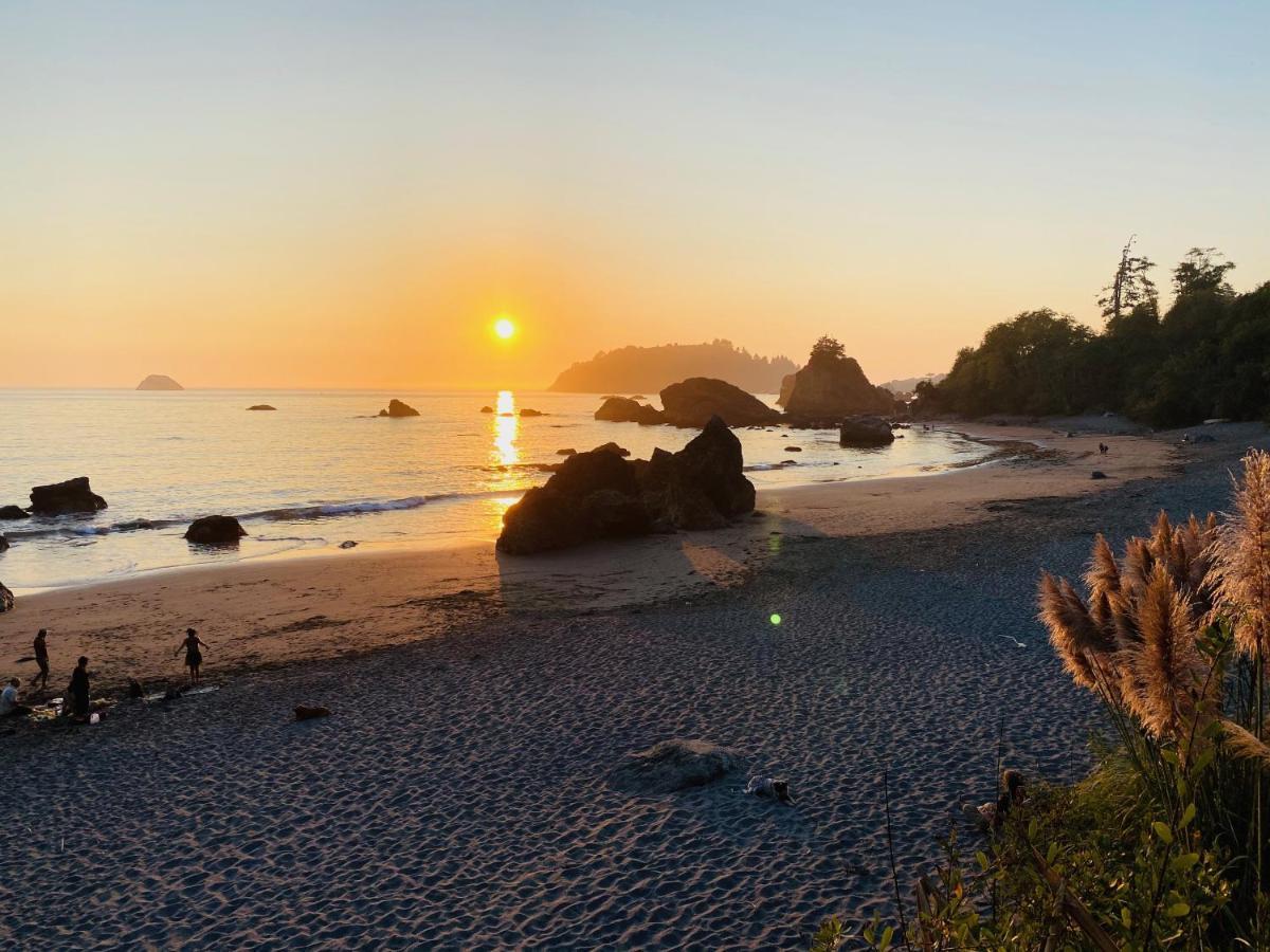 ホテル Glamping In The Redwoods With A Hot Tub! ガーバービル エクステリア 写真